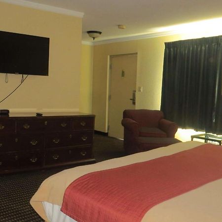 Travelodge By Wyndham Stratton Экстерьер фото